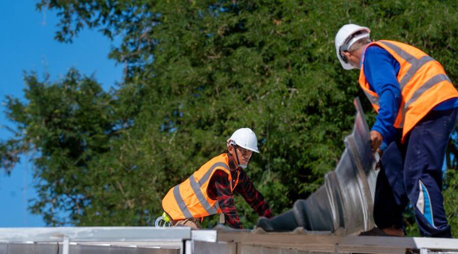 Professional gutter cleaning in Caliente, CA